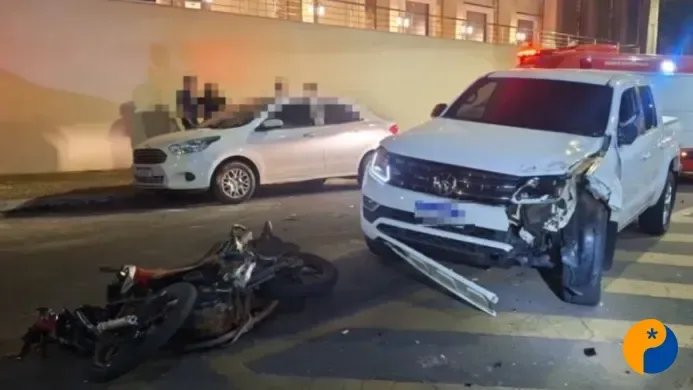 Motociclista fica ferido após dar “grau” e fugir da polícia em alta velocidade