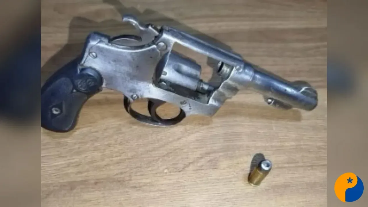 Homem é preso em flagrante após sacar e apontar revólver carregado em bar 