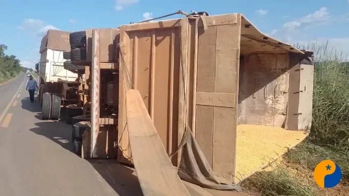 Pneu estoura, provoca colisão e semirreboque carregado de milho tomba na MG-354