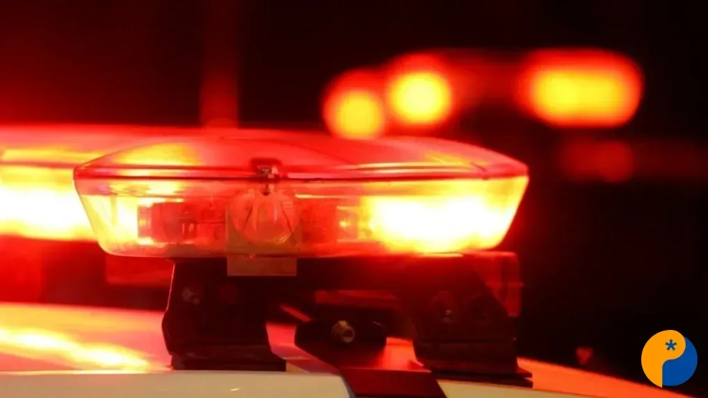 Jovem é alvo de tentativa de homicídio após gesto em foto em rede social; três são presos