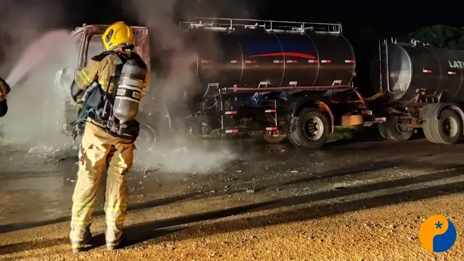 Caminhão-tanque pega fogo em estrada rural e mobiliza bombeiros em Lagoa Formosa 