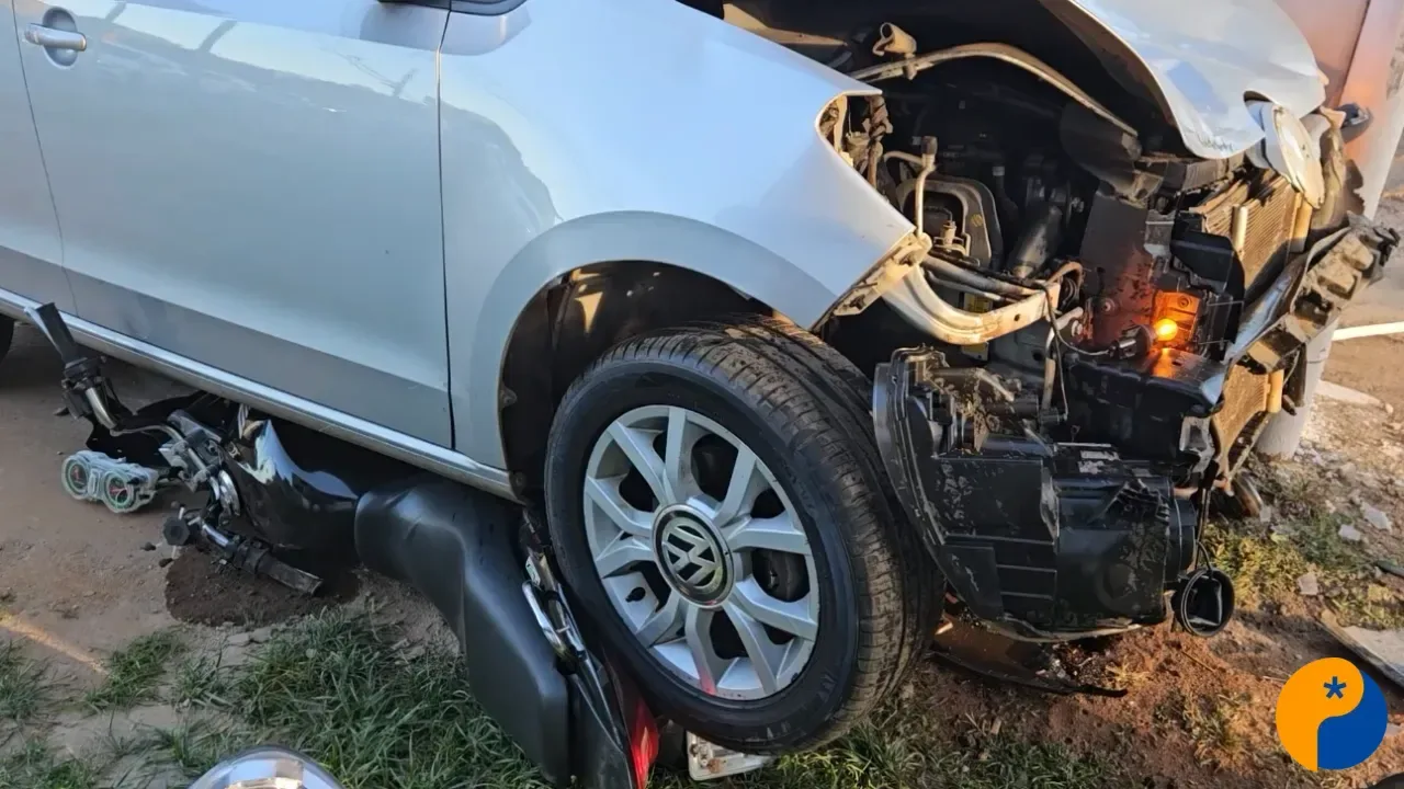 Grave acidente entre carro e motocicleta deixa ferido na Avenida Fátima Porto 