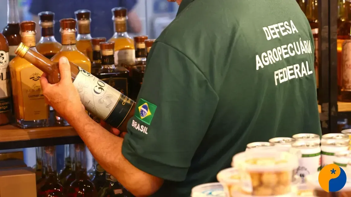 Operação apreende dois mil litros de bebidas alcoólicas adulteradas em Minas Gerais 