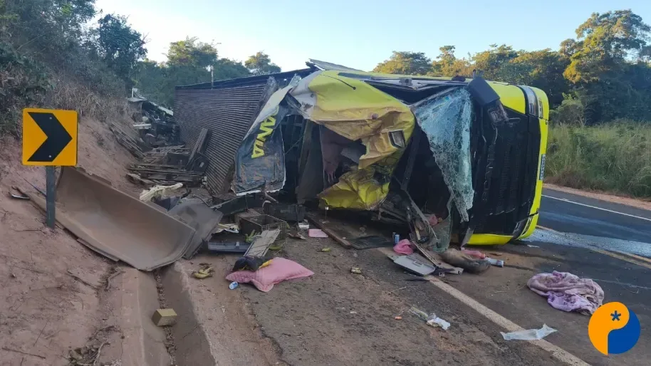 Caminhão carregado com bananas tomba na MGC-462 e motorista fica ferida em Patrocínio