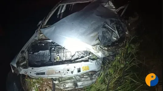 Colisão frontal entre caminhões e carro deixa um morto e uma ferida na BR-365