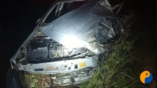 Colisão frontal entre caminhões e carro deixa um morto e uma ferida na BR-365