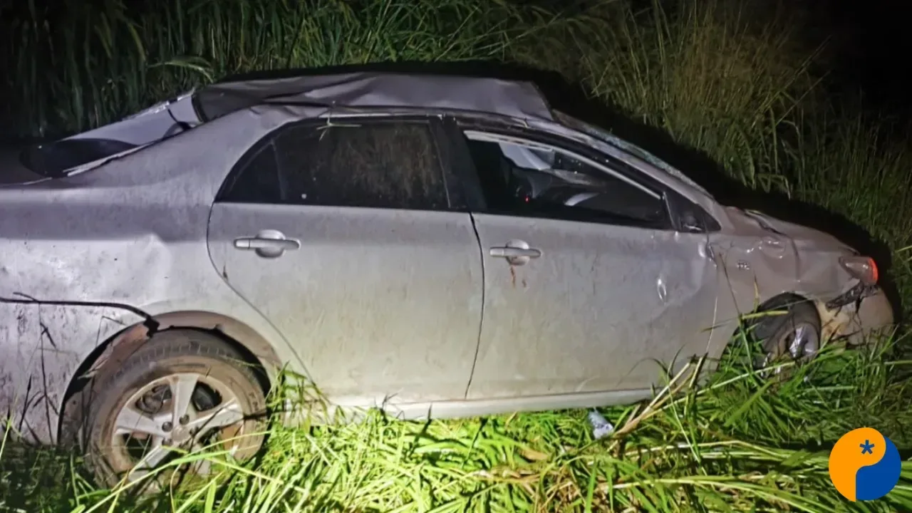 Motorista perde o controle de direção e capota na BR-146, em Patos de Minas