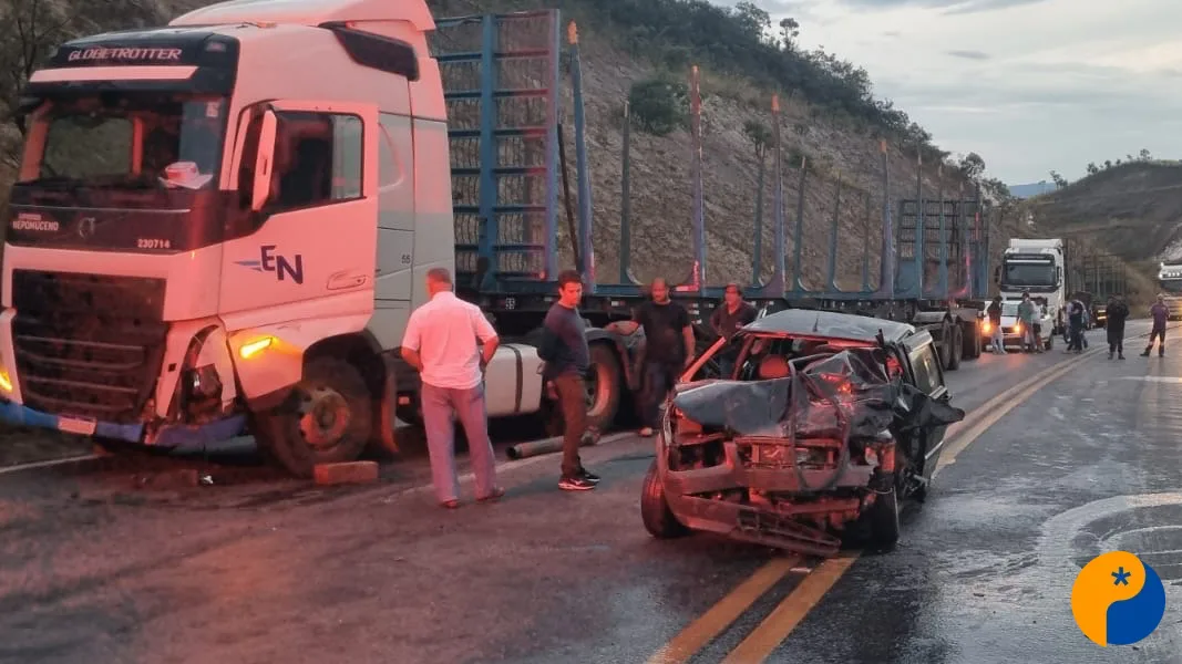 Chuva forte provoca grave acidente entre carro e tritrem na BR-146 em Serra do Salitre