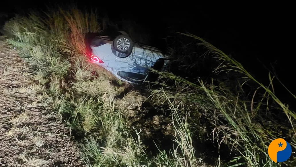 Ultrapassagem proibida termina em capotamento na MG-188 e deixa duas pessoas feridas em Coromandel