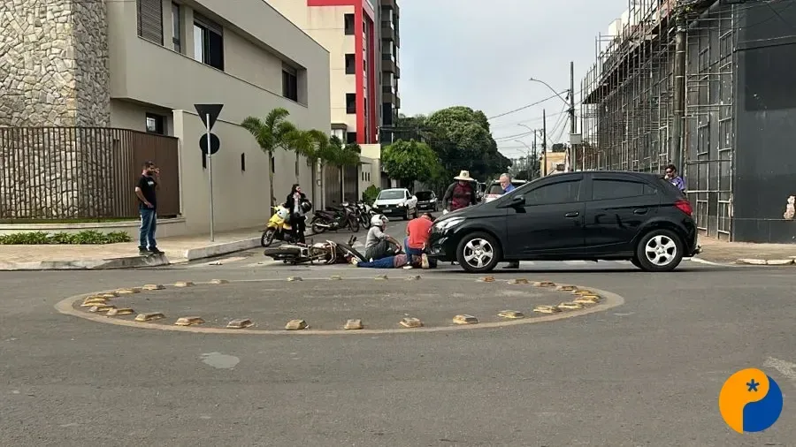 Colisão entre carro e moto na Avenida Paranaíba