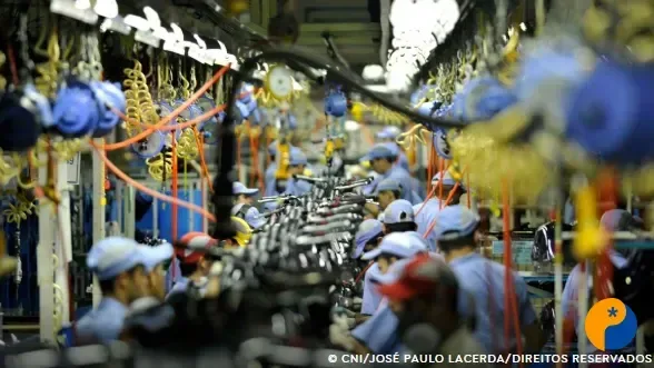 Parecer da 6x1 é adiado em meio à pressão para transição de 10 anos