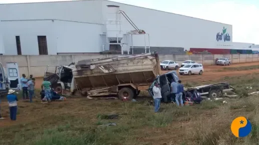 Acidente entre dois caminhões e um carro deixa cinco feridos na BR-354, em São Gotardo