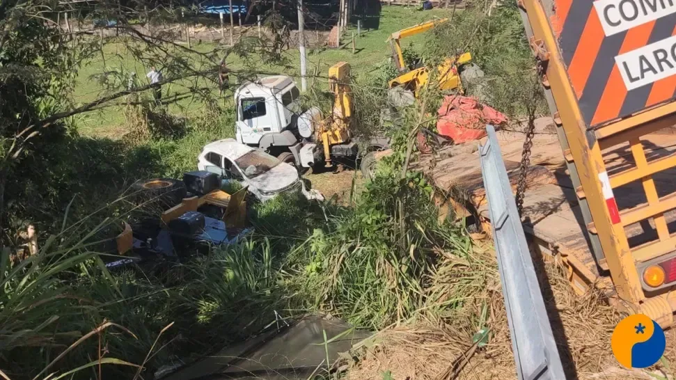 Manobra para entrar em pamonharia termina em colisão e deixa dois feridos na BR-354