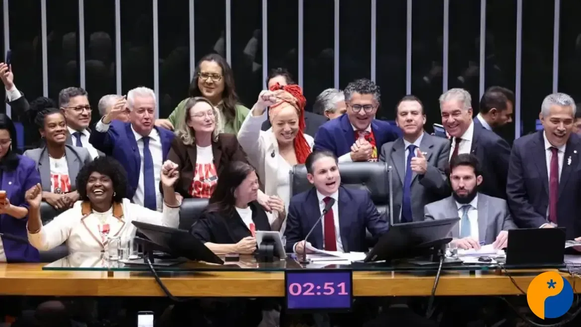 Câmara aprova PEC que reduz jornada de trabalho com escala 6x1 no Brasil; saiba mais