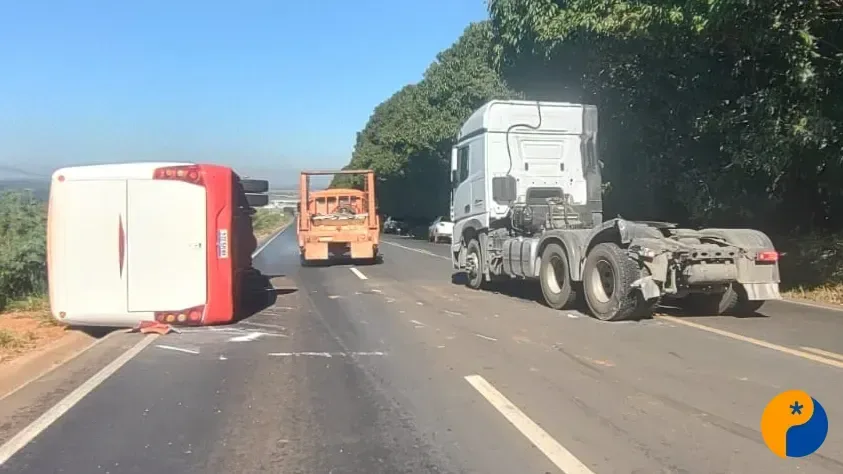 Ônibus tomba após colisão em cadeia na MGC-354 
