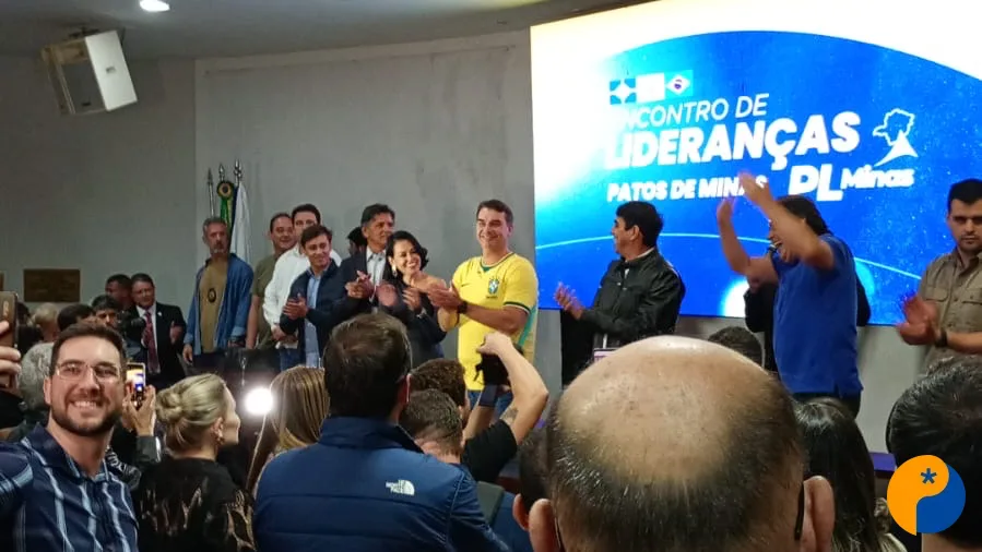 Flávio Bolsonaro chega a Patos de Minas para encontro com lideranças do agro e da política