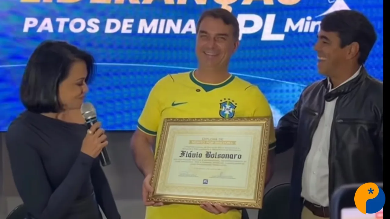 Flávio Bolsonaro recebe Diploma de Mérito de Bravura durante Encontro de Lideranças na Fenamilho 2026