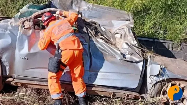 Capotamento na MGC-251 deixa três pessoas feridas em Unaí