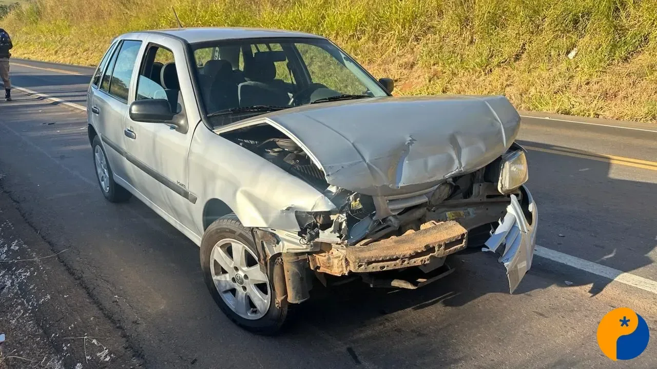 Colisão traseira na MGC-354 deixa dois carros danificados em Presidente Olegário
