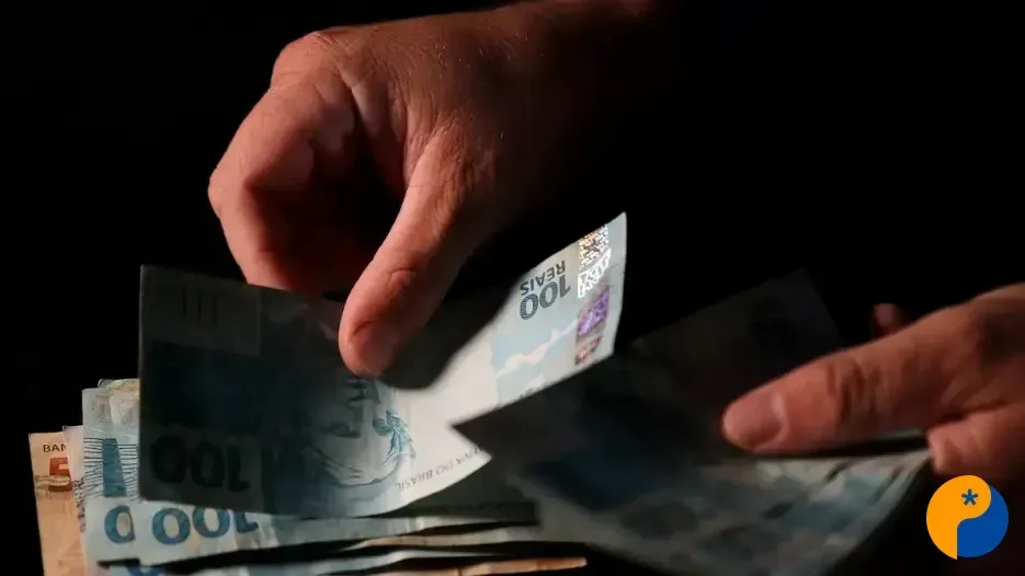 Brasileiros retiram quase R$ 500 milhões em valores esquecidos em bancos durante abril; saiba como 