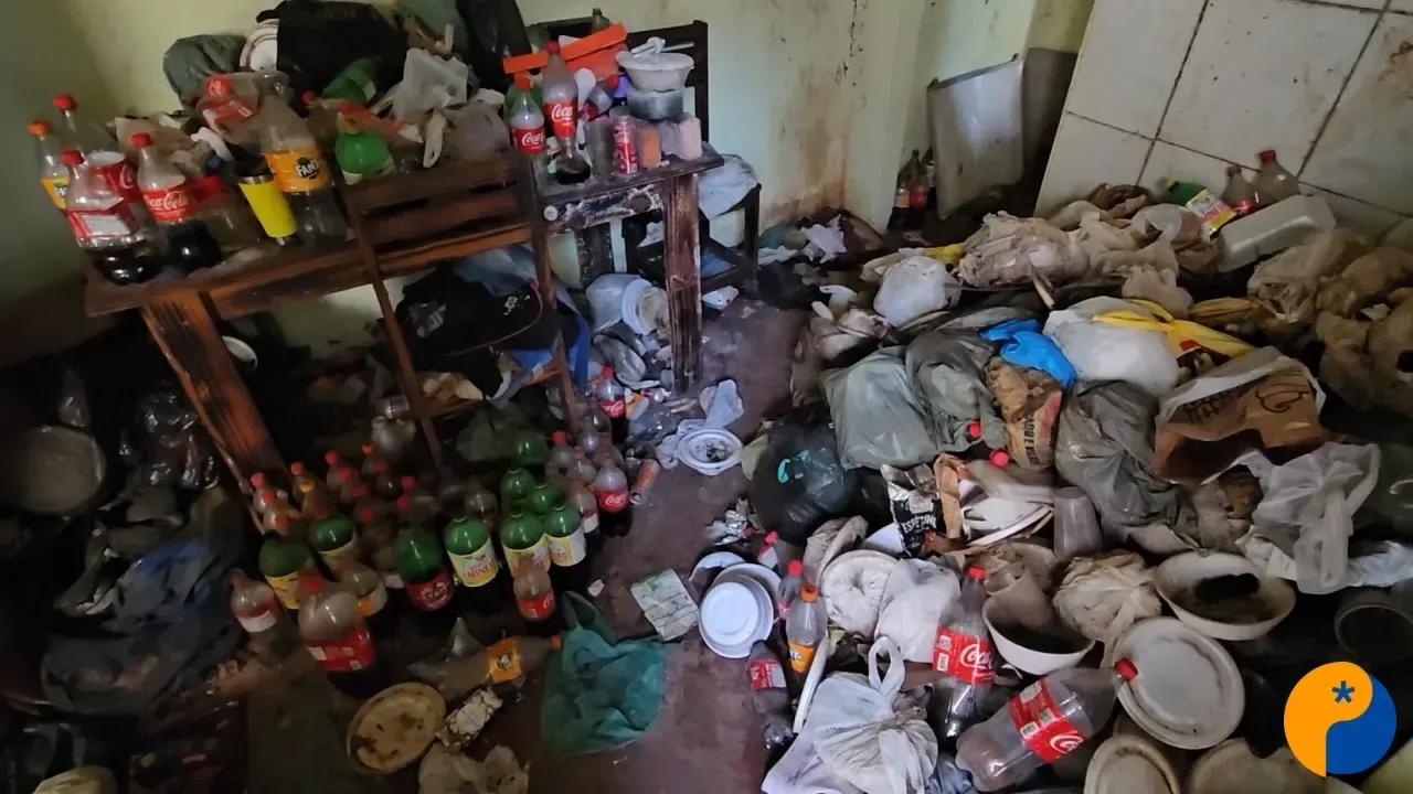Proprietária denuncia acúmulo de lixo em imóvel alugado e pede apoio da Prefeitura