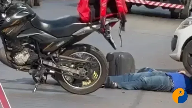 Motociclista fica ferido após colisão com caminhonete