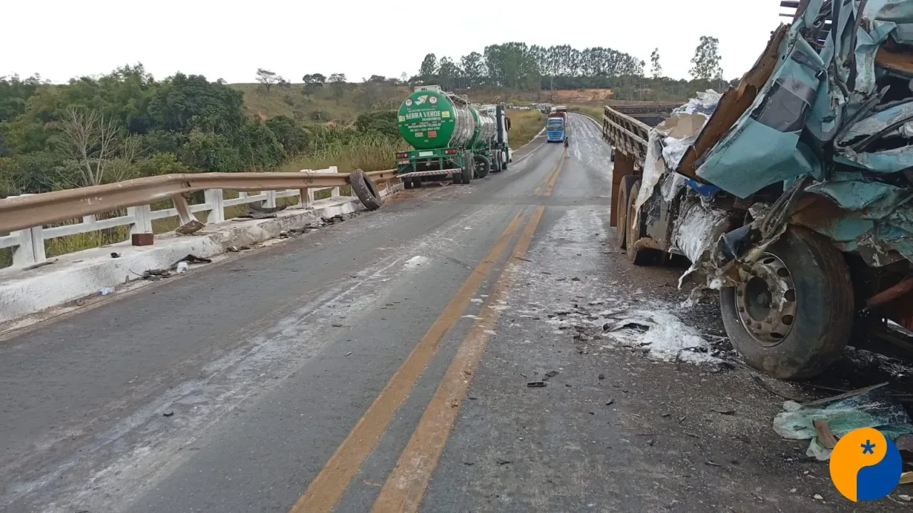 Caminhão capota entre Patos de Minas e Varjão de Minas; duas pessoas ficam feridas