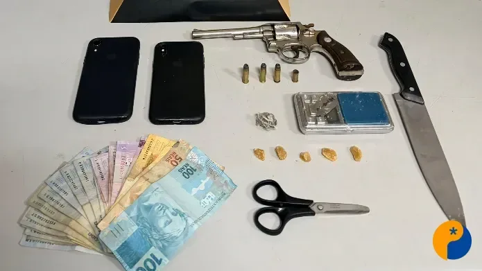 Jovens tentam fugir após denúncia, mas acabam presos com arma e drogas em Patos de Minas