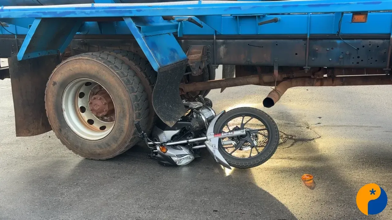 Jovem fica ferido após motocicleta ficar presa sob caminhão em acidente na Avenida JK 