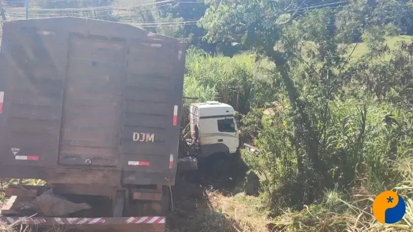 Acidente entre carreta e caminhão-pipa deixa uma ferida na MGC-354, em Patos de Minas 