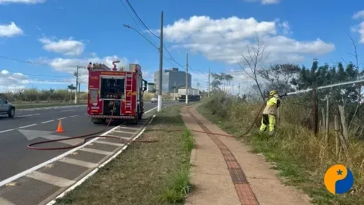 Bombeiros combatem incêndio em vegetação entre as avenidas Marabá e das Paineiras e Praça CEU