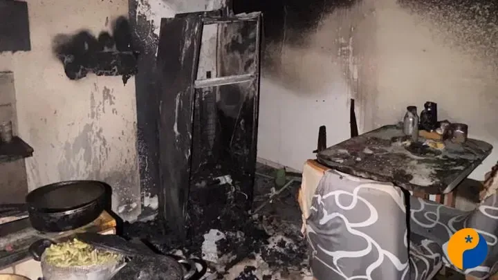Incêndio provocado por adaptador elétrico danifica casa no bairro Jardim Panorâmico
