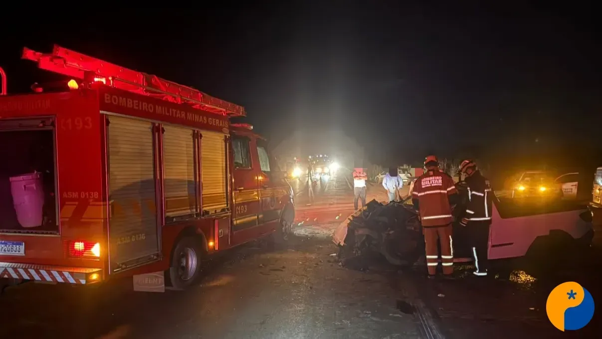 Motorista fica preso às ferragens após colisão entre caminhonete e carreta na BR-365