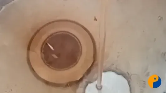 Moradora reclama de água marrom na torneira