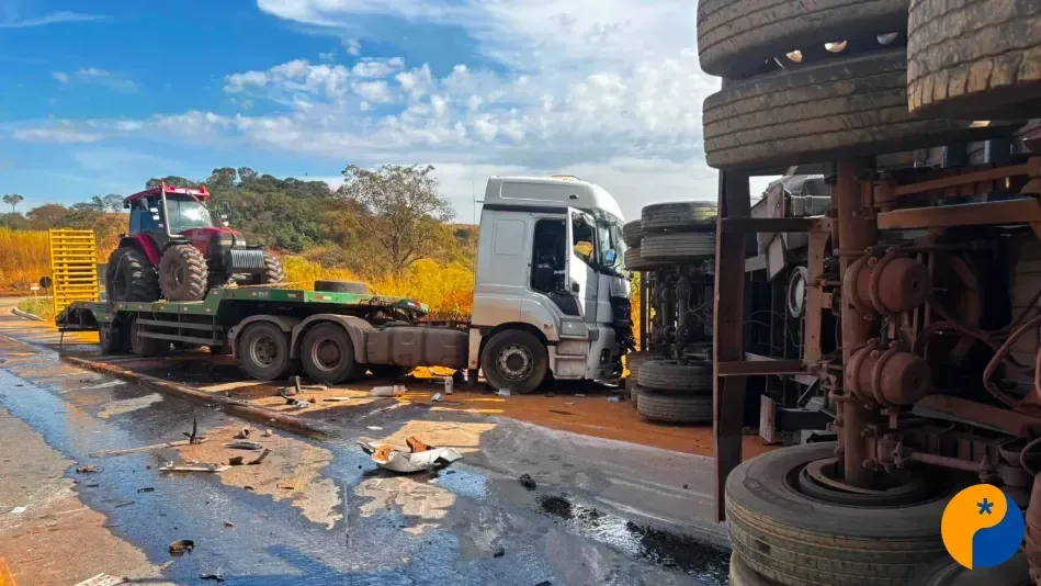 Motorista desvia para evitar batida, carreta tomba e três ficam feridos em trevo na BR-365