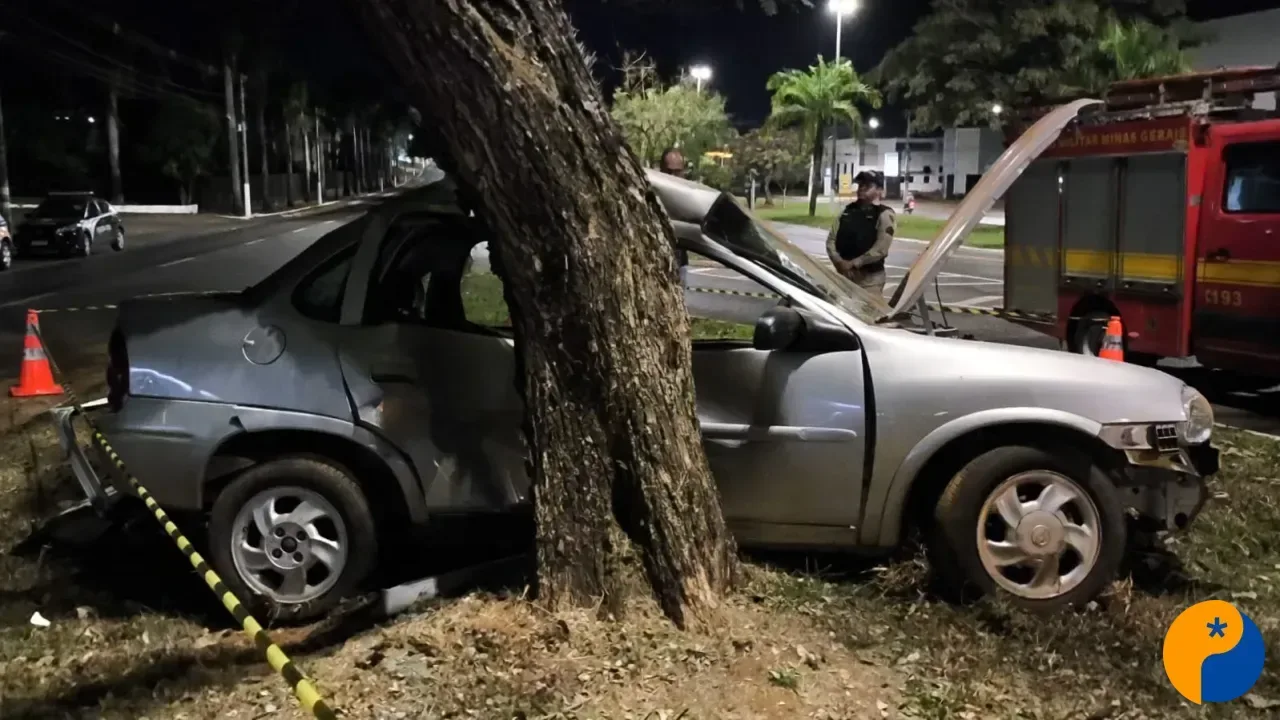Carro fica destruído após bater contra árvore e motorista morre na Avenida JK