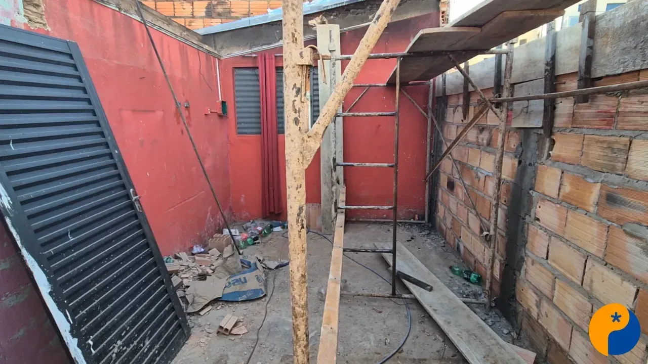 Mãe de gêmeas com deficiência busca ajuda após incêndio destruir casa em Lagoa Formosa