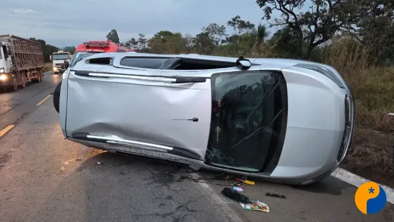 Veículo capota após motorista tentar desviar de cone na BR-365, em Patrocínio