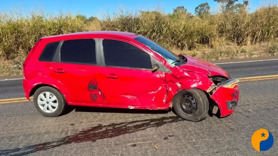 Colisão entre caminhão e carro é registrada na BR-365