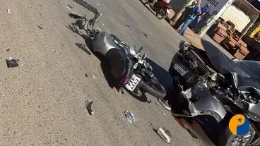 Batida entre motocicleta e caminhonete deixa duas pessoas feridas em cruzamento
