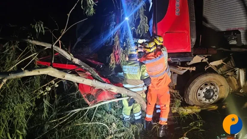Motorista é ejetado de carro e caminhoneiro fica preso às ferragens após grave acidente na BR-354