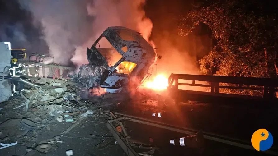 Incêndio entre carretas interdita BR-354, entre Lagoa Formosa e Carmo do Paranaíba