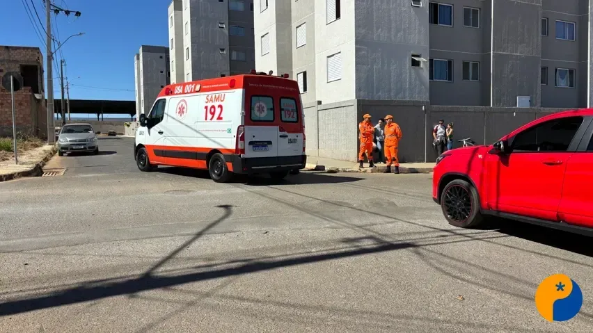 Jovem fica inconsciente após grave acidente entre bicicleta e carro no bairro Planalto