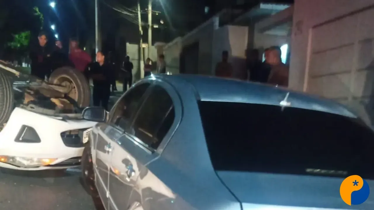 Motorista escapa de acidente grave após carro capotar em avenida de Patrocínio