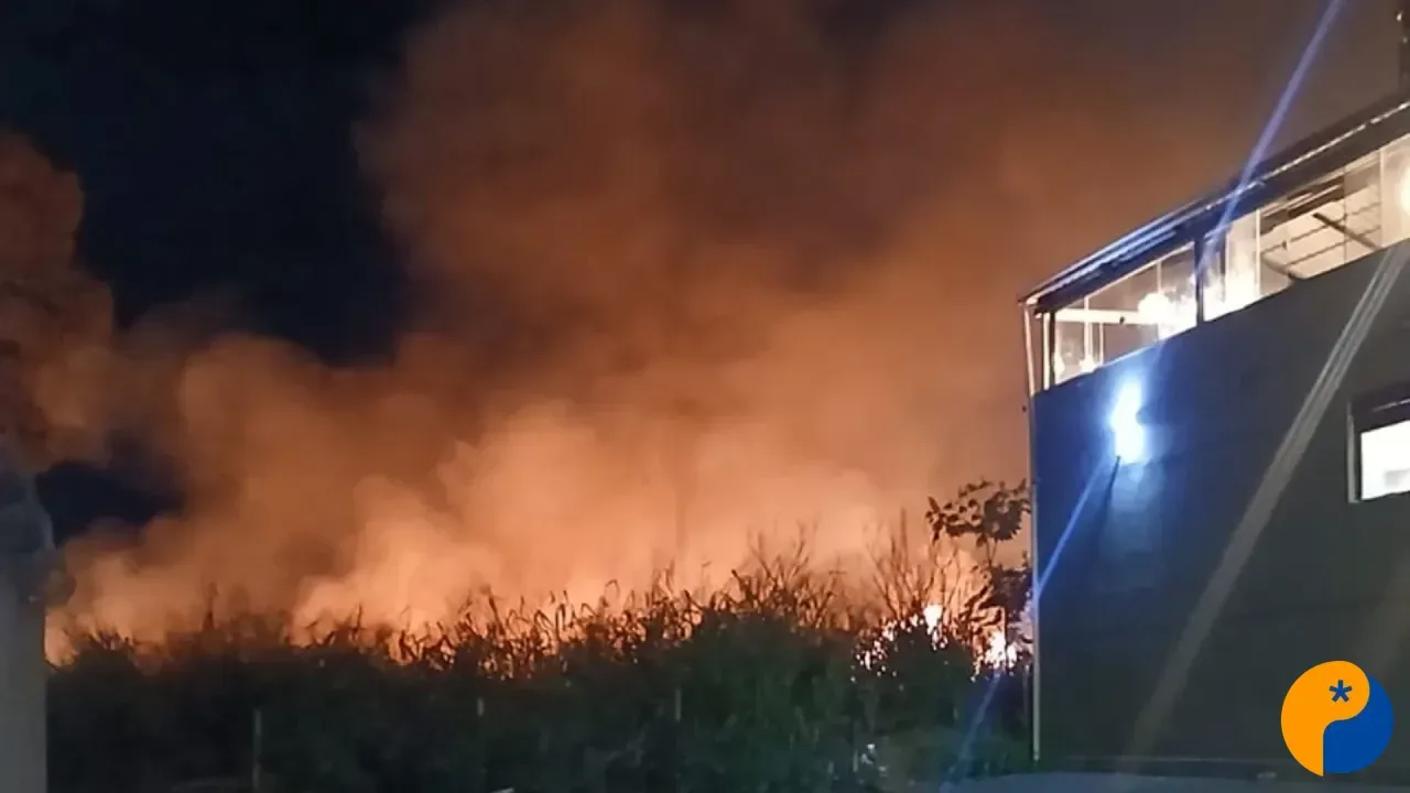 Incêndio de grandes proporções ameaça casas e deixa jovem ferida em Patos de Minas