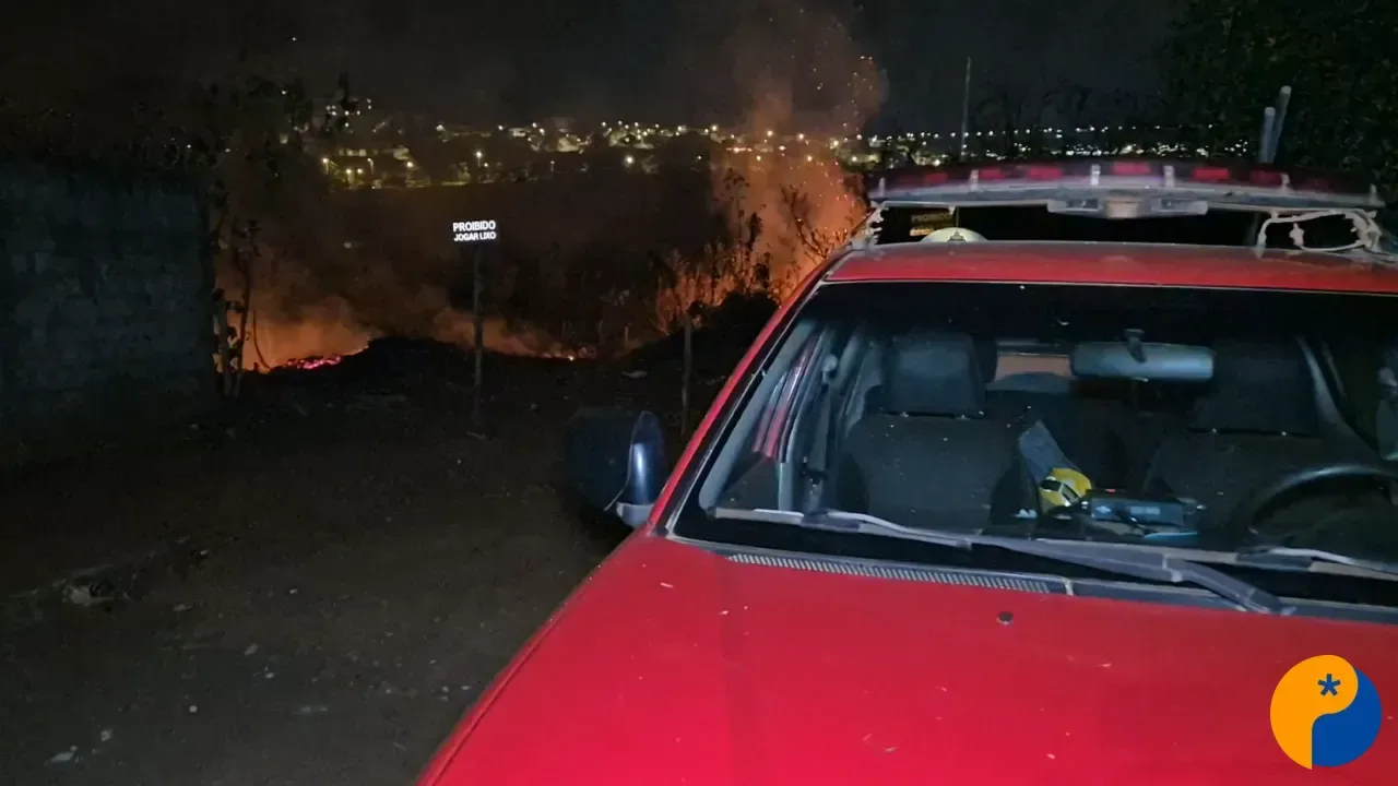 Incêndio de grandes proporções ameaça casas e deixa jovem ferida em Patos de Minas