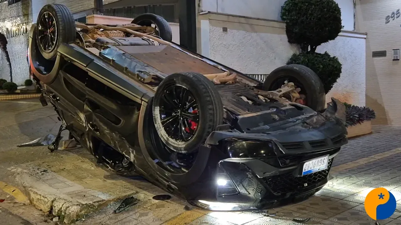 Motorista foge após capotar veículo e atingir carro e moto estacionados