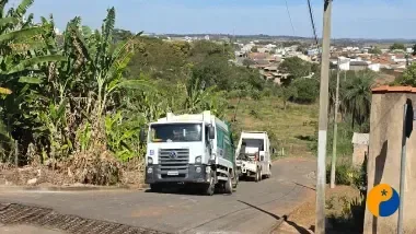 Caminhão coletor de lixo afunda em rua do Bairro Nossa Senhora das Graças