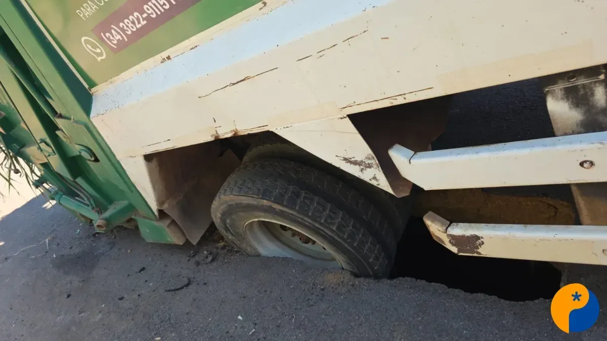 Caminhão coletor de lixo afunda em rua do Bairro Nossa Senhora das Graças