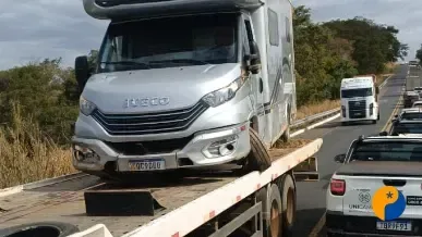Motorhome tomba na BR-365, perto de Guimarânia, e motorista de 67 anos sai ilesa